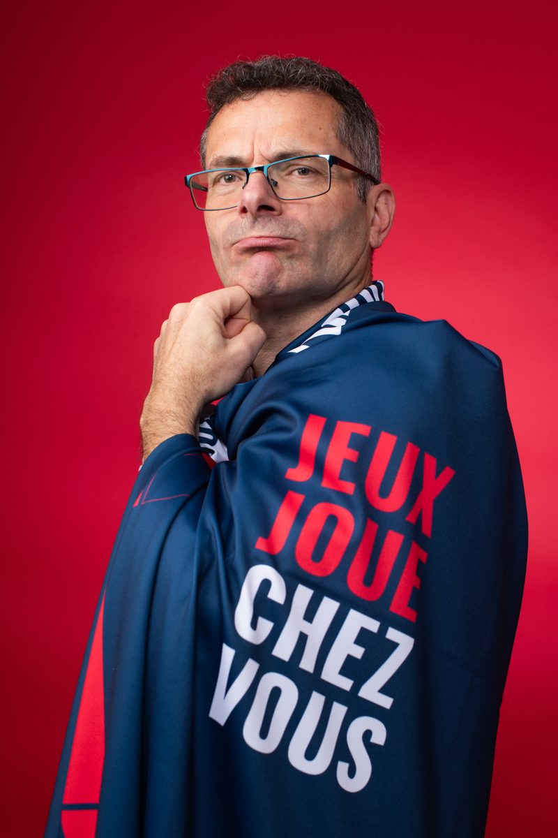 Frédéric, l’air d’un enquêteur, drapé dans une cape Jeux Joue Chez Vous