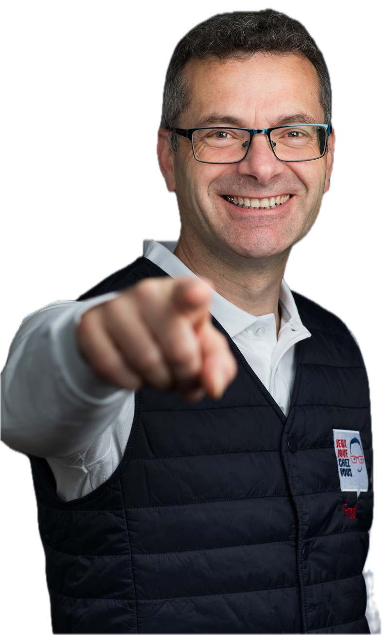 Frédéric Moreau, animateur de Jeux Joue Chez Vous, sourit et pointe le doigt vers vous