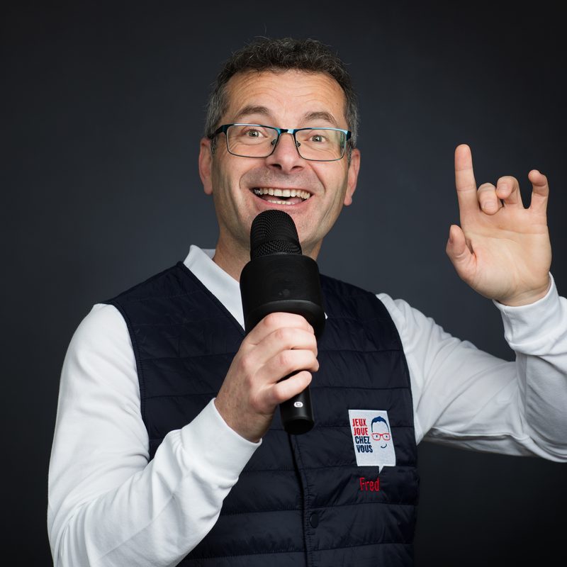 Frédéric, micro en main, anime une soirée avec le sourire