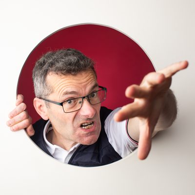 Frédéric tend la main vers vous, l’air d’un joueur pris dans la partie