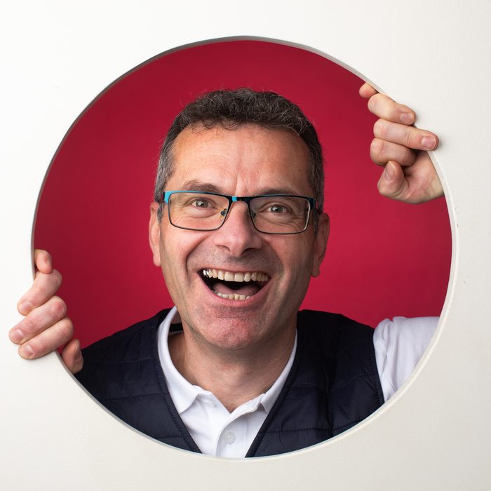 Frédéric éclate de rire en passant la tête par un hublot